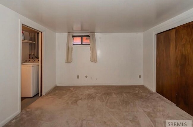 Building Photo - Three bed, one and a half bath townhouse i...