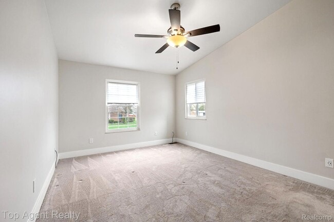 Building Photo - 38887 Country Cir