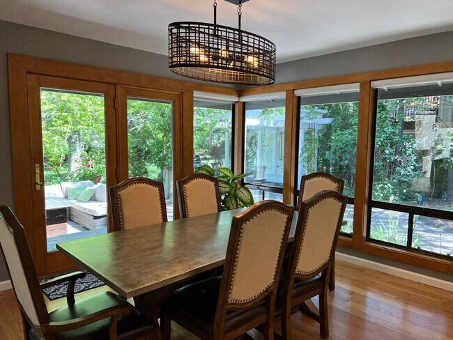 Building Photo - Gorgeous Lakeridge Shores Home Available Now