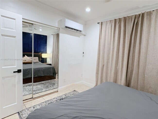 Building Photo - 1726 Thomas St