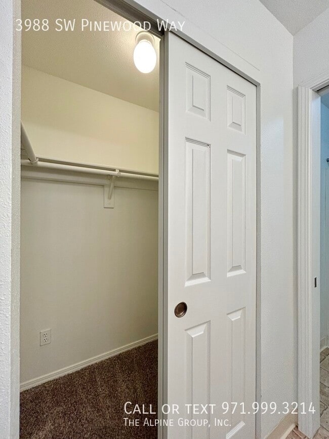 Building Photo - 3988 SW Pinewood Way