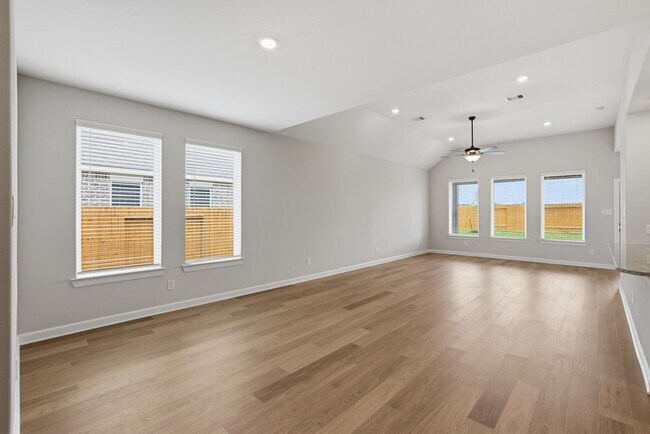 Building Photo - 3060 Sorrento Hl Dr