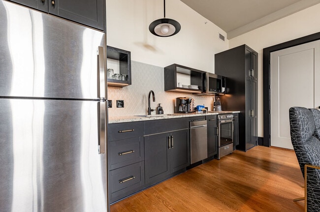 Building Photo - 1011 Canal St