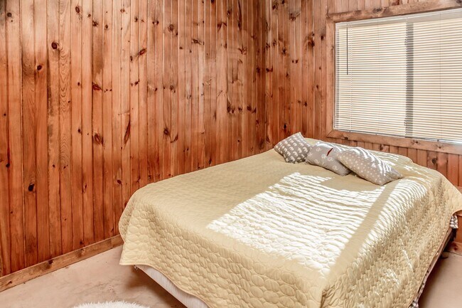 Building Photo - 4 Bedroom Hunting Lodge in Climax Springs