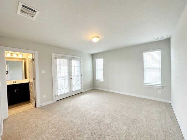 Building Photo - 424 Hortus Dr