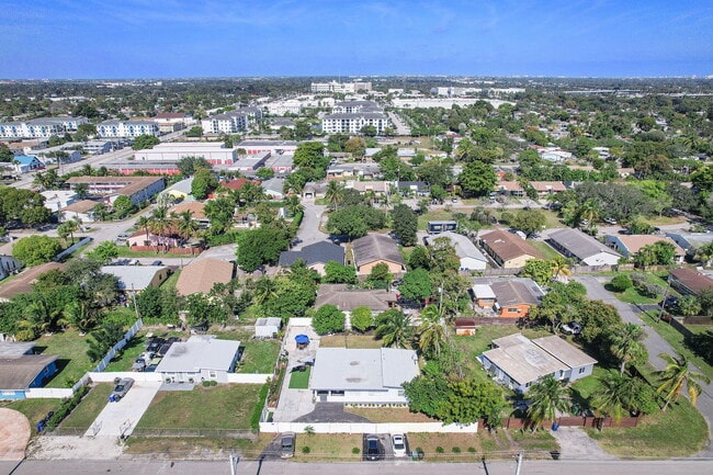 Building Photo - 2629 SW 6th Ct