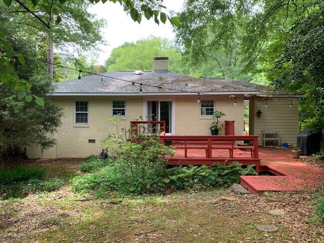 Building Photo - Super Cute Cottage 1 mile from Toomers Corner