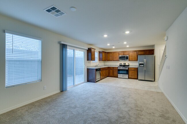 Building Photo - GORGEOUS TOWNHOME*UPGRADED*ALL APPLIANCES*...