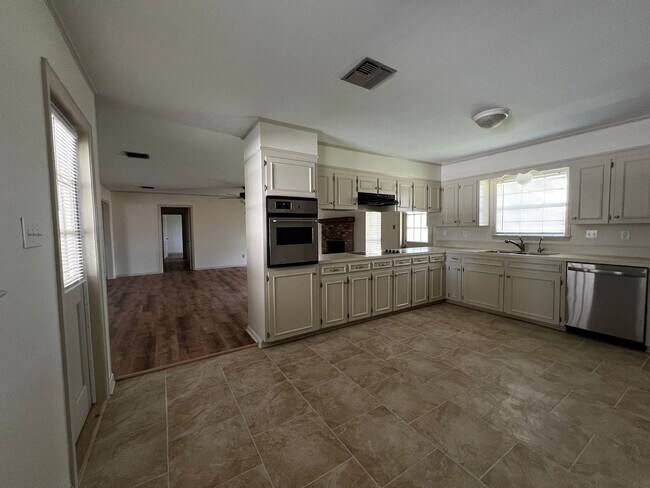 Building Photo - 4 Bedroom, 2 Bathroom, large yard, 2 car c...