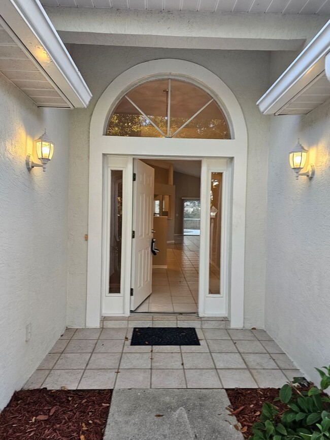 Building Photo - 627 25th Dr E