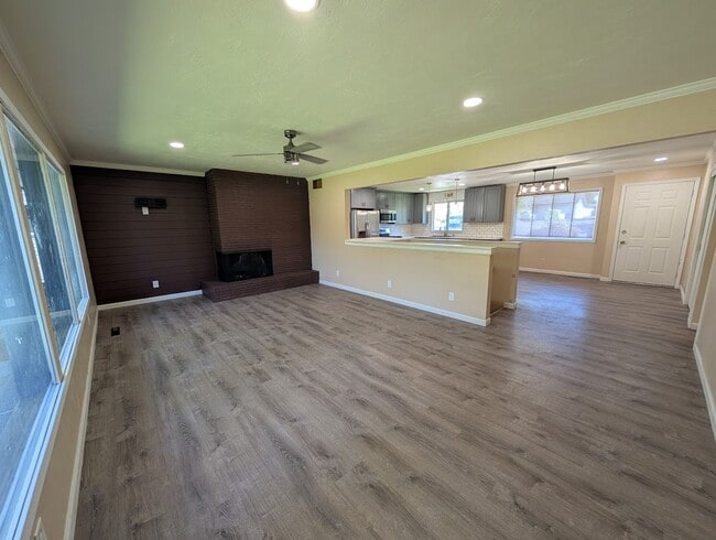 Building Photo - 3 bedroom 2 bath Pet-Friendly House with Amazing Backyard!