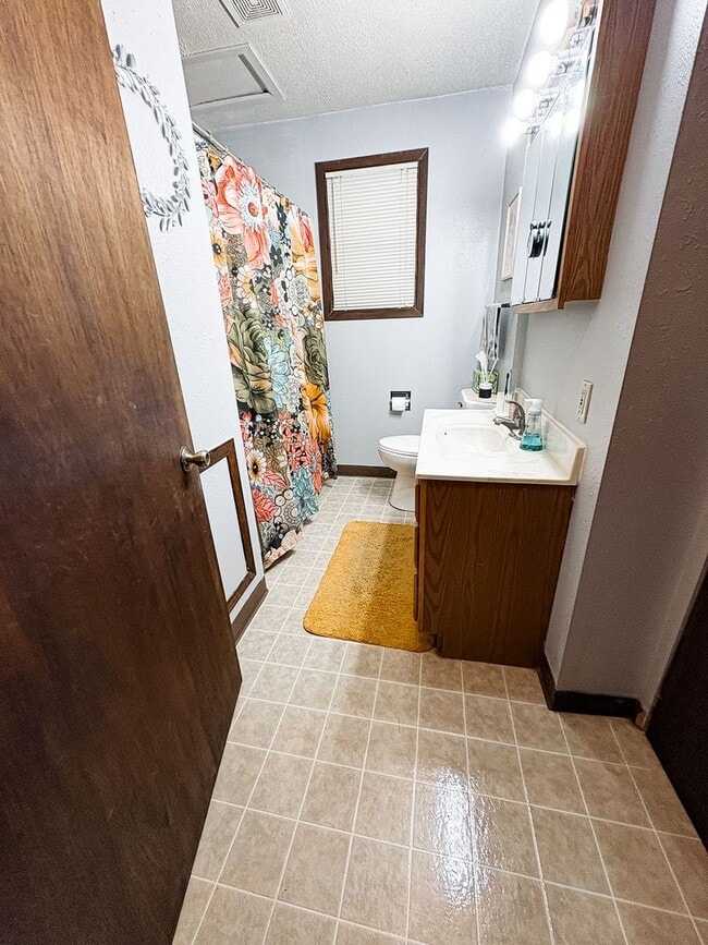 Building Photo - Spacious 1 Bedroom Apartment