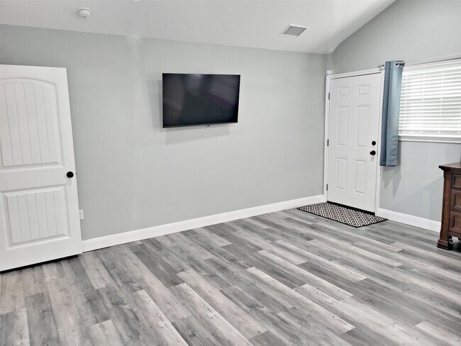 Building Photo - 1526 Lakeside Dr W