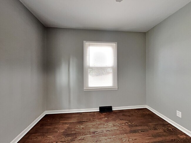Building Photo - Renovated 3BR Home with Basement & Pet-Friendly Yard in KC