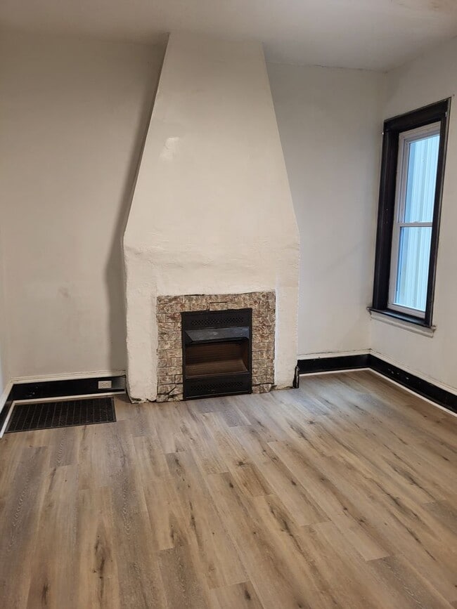 Building Photo - Available July 5, 2026! Spacious 4 bedroom...