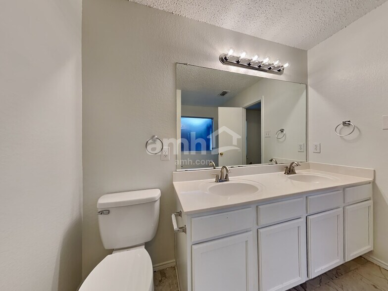 Building Photo - 7417 Marsland Ln