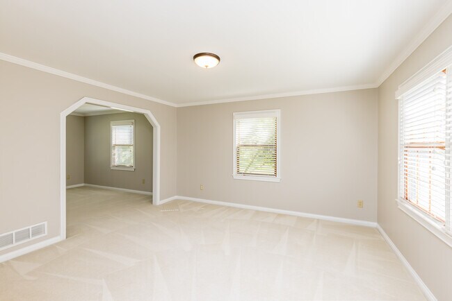 Building Photo - 5558 Parker Hill Ln