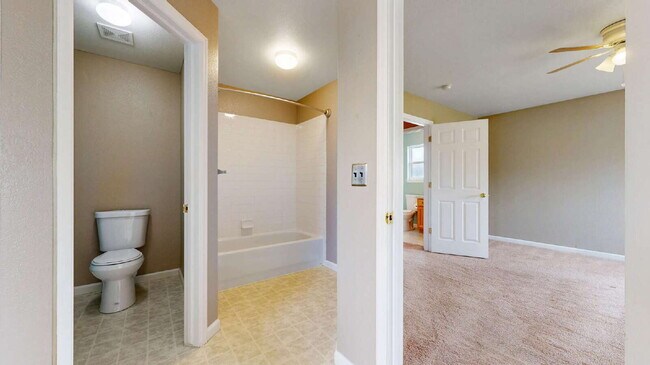 Building Photo - Spacious 3-Bed,2.5-Bath Home with Fenced Yard