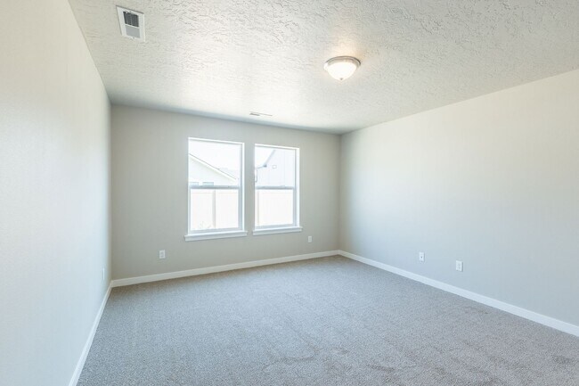 Building Photo - Perfect location for a 4 bed 2 bath with a...