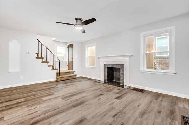 Building Photo - SCORE 50% OFF 1ST MONTH'S RENT IF SIGNED BY JULY 10! Stunning 2 bedroom home in Brookline availab...