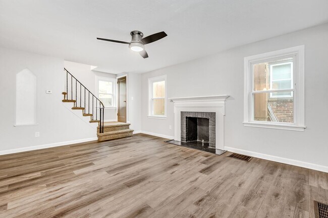Building Photo - Stunning 2 bedroom home in Brookline available July 15!