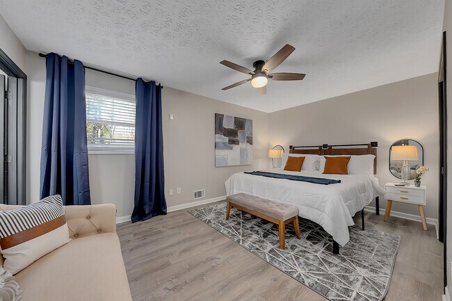 Building Photo - 2062 Woodbine Cir