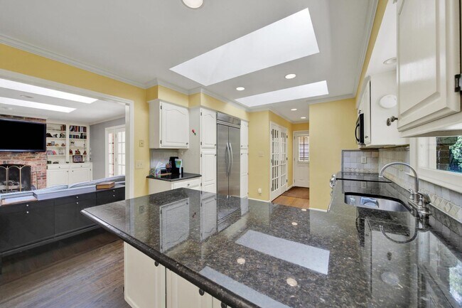 Building Photo - Lovely 3 Bed 2 Bath Ranch Home in South Park!
