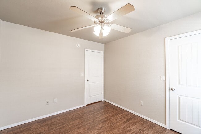 Building Photo - 2763 Oakview Rd