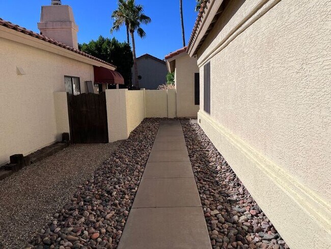 Building Photo - Adorable light and bright! 3Bedroom/2Bath ...