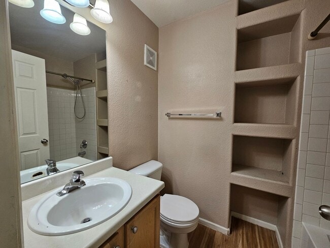 Building Photo - Beautiful Townhome - Great Location - Gara...