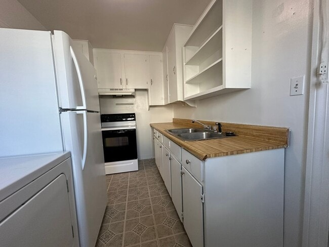 Building Photo - Charming 2BR/1BA Bungalow in Historic Downtown!