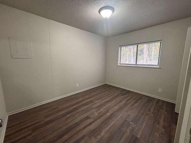 Building Photo - Renovated 1 Bed, 1 Bath Apartment at the B...