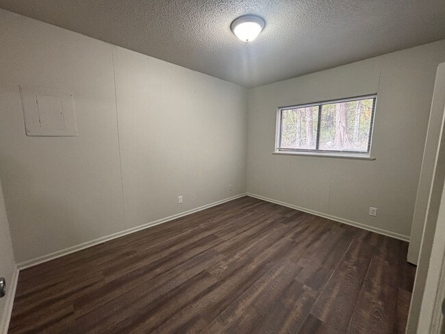 Building Photo - Renovated 1 Bed, 1 Bath Apartment at the Brookside Apartments!