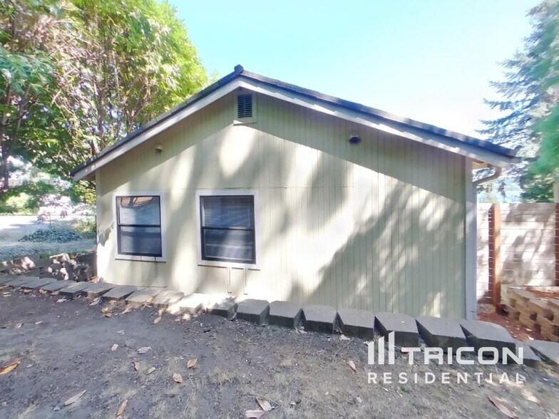 Building Photo - 5555 Madrona Ave NE