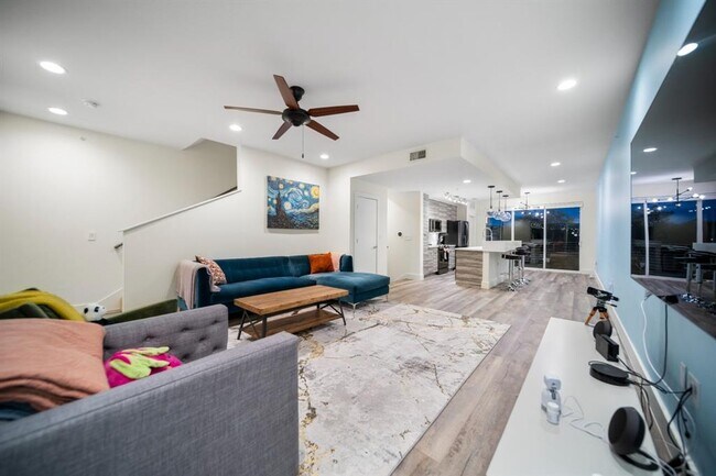 Building Photo - 604 N Bluff Dr