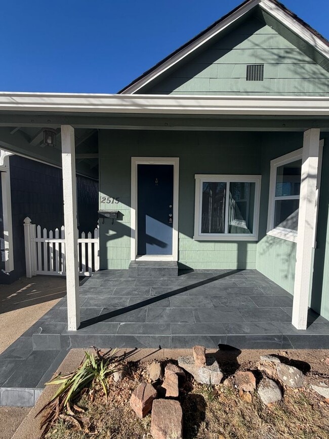 Building Photo - Fully Furnished Sloan's Lake 2 bedroom home