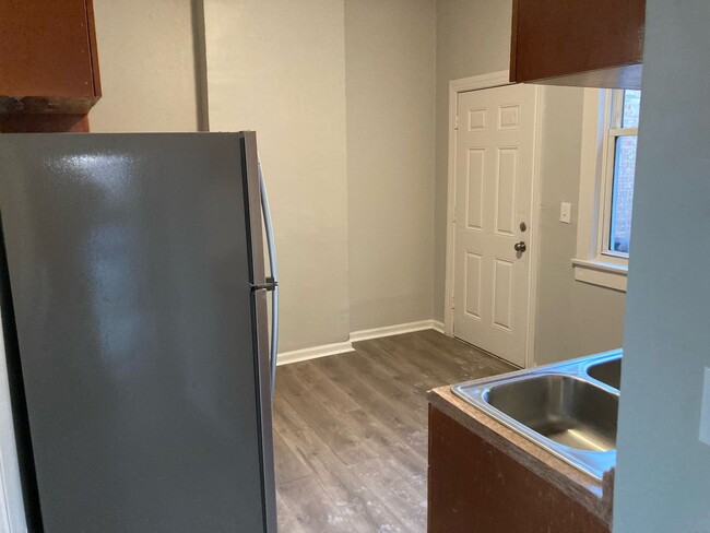 Building Photo - 3 Bedroom Unit with a Great Management Com...