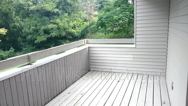 Building Photo - 6433 Wainscot Dr SE