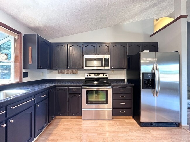 Building Photo - 3 Bed 2.5 Bath 3 Level Home w/ Furnished B...