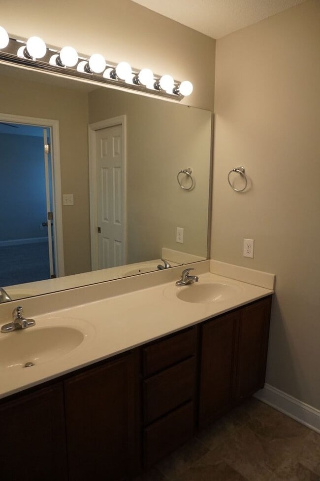 Building Photo - 3 Bedroom 2.5 Bathroom home located in Rogers Farm in Hubert!