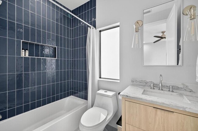 Building Photo - 423 W Amelia Ave