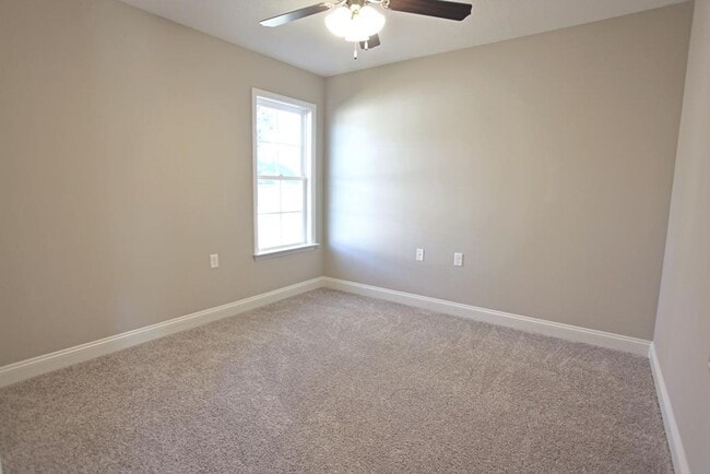 Building Photo - Stunning 4-Bedroom Home with Modern Amenit...