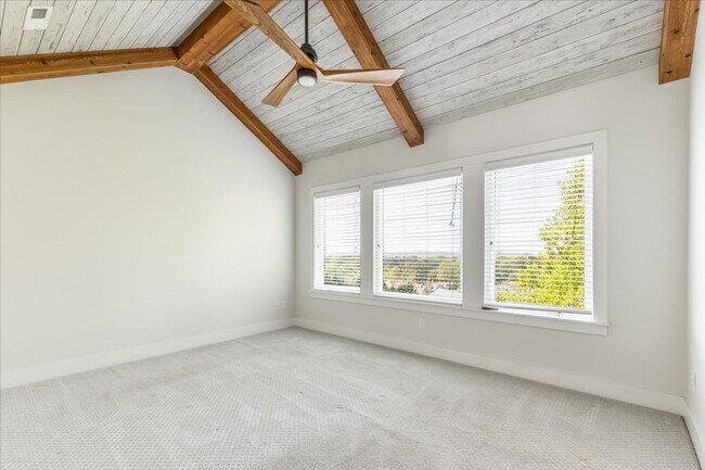 Building Photo - Stunning Home w Million Dollar Views! 4 Be...