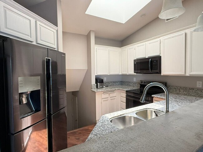 Building Photo - Spacious 3 Bedroom 3 Bath Condo with Garage in Desirable Highland Trails Community