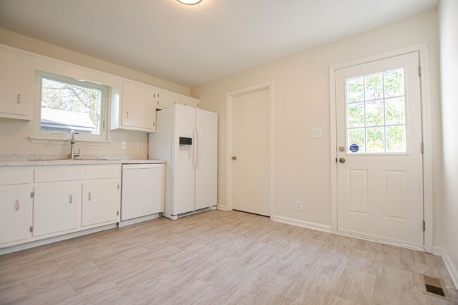 Building Photo - Pet Friendly Three Bedroom!