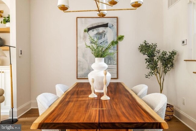 Building Photo - 2460 Ontario Rd NW