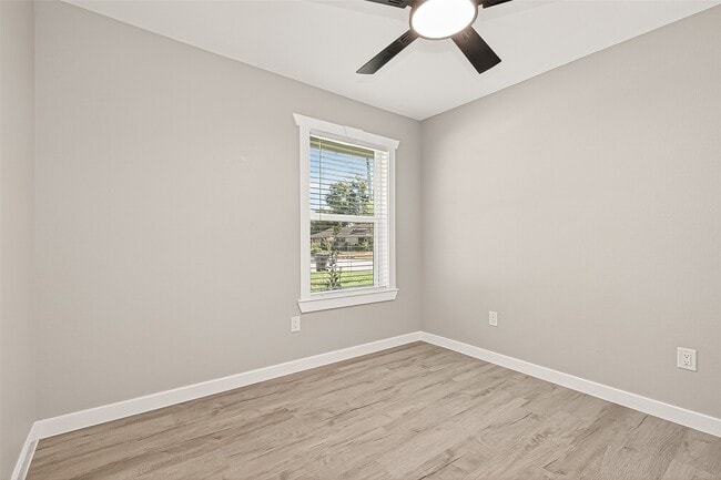 Building Photo - 10531 Royal Oaks Dr