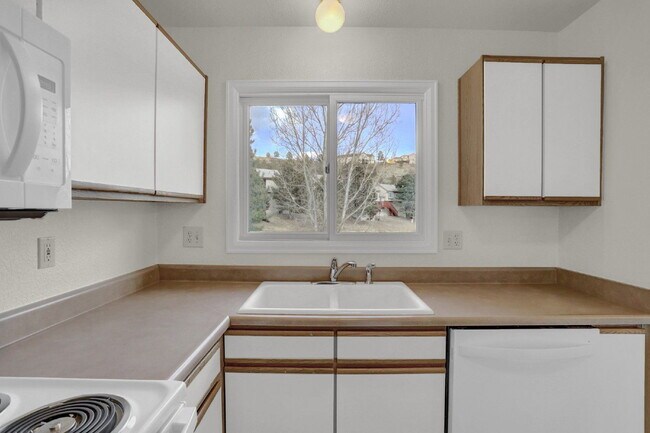 Building Photo - 6925 Yellowpine Dr