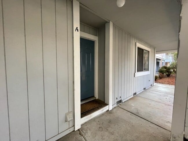 Building Photo - Wonderful lower level Condo with Laminate ...