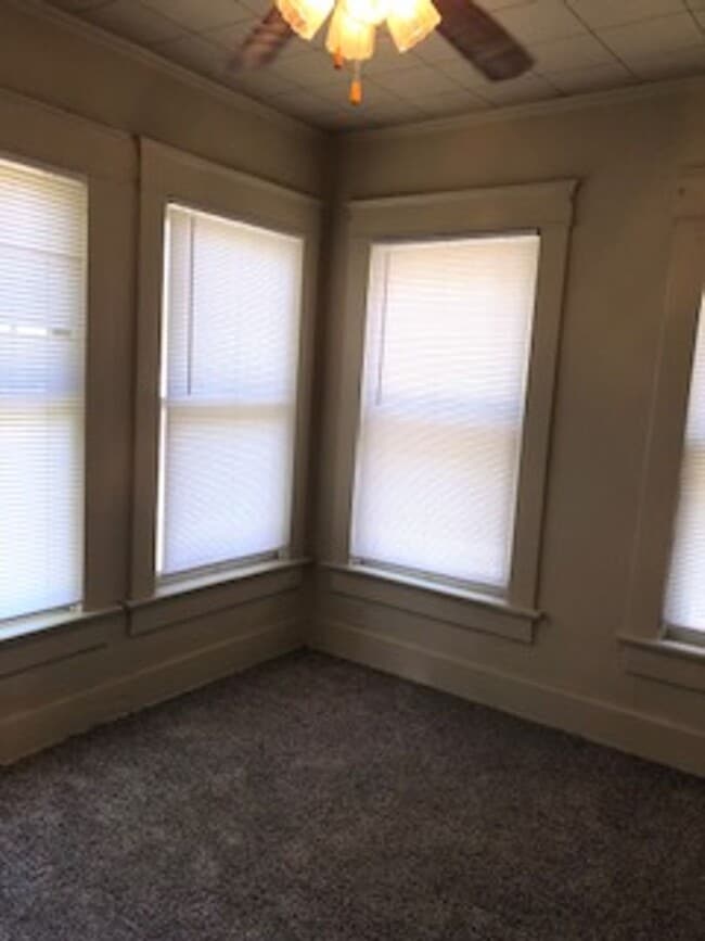 Building Photo - Three Bedroom/1 Bath Home/Spacious Rooms/Enclosed Back Porch